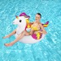 Frau auf Bestway Schwimmring Einhorn im Pool. Buntes Design, ideal für Wasserspaß im Sommer.