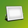 Schwarzer Philips LED-Außenstrahler Lois mit 4.750 lm und 5.000 K für helle Ausleuchtung.