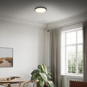 Schwarze LED-Deckenleuchte Runa, 16 W, warmweißes Licht, im Wohnraum.