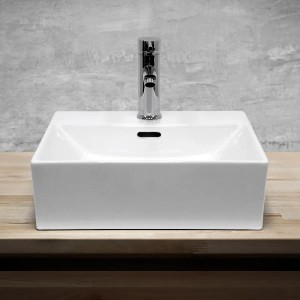 Eckiges, weißes ECD Germany Aufsatzwaschbecken aus Keramik, 415x360 mm, mit Armatur.