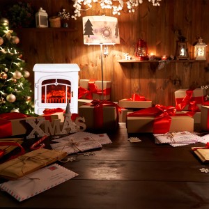 Weißer HOMCOM Elektrokamin mit Feuersimulation in weihnachtlicher Umgebung.