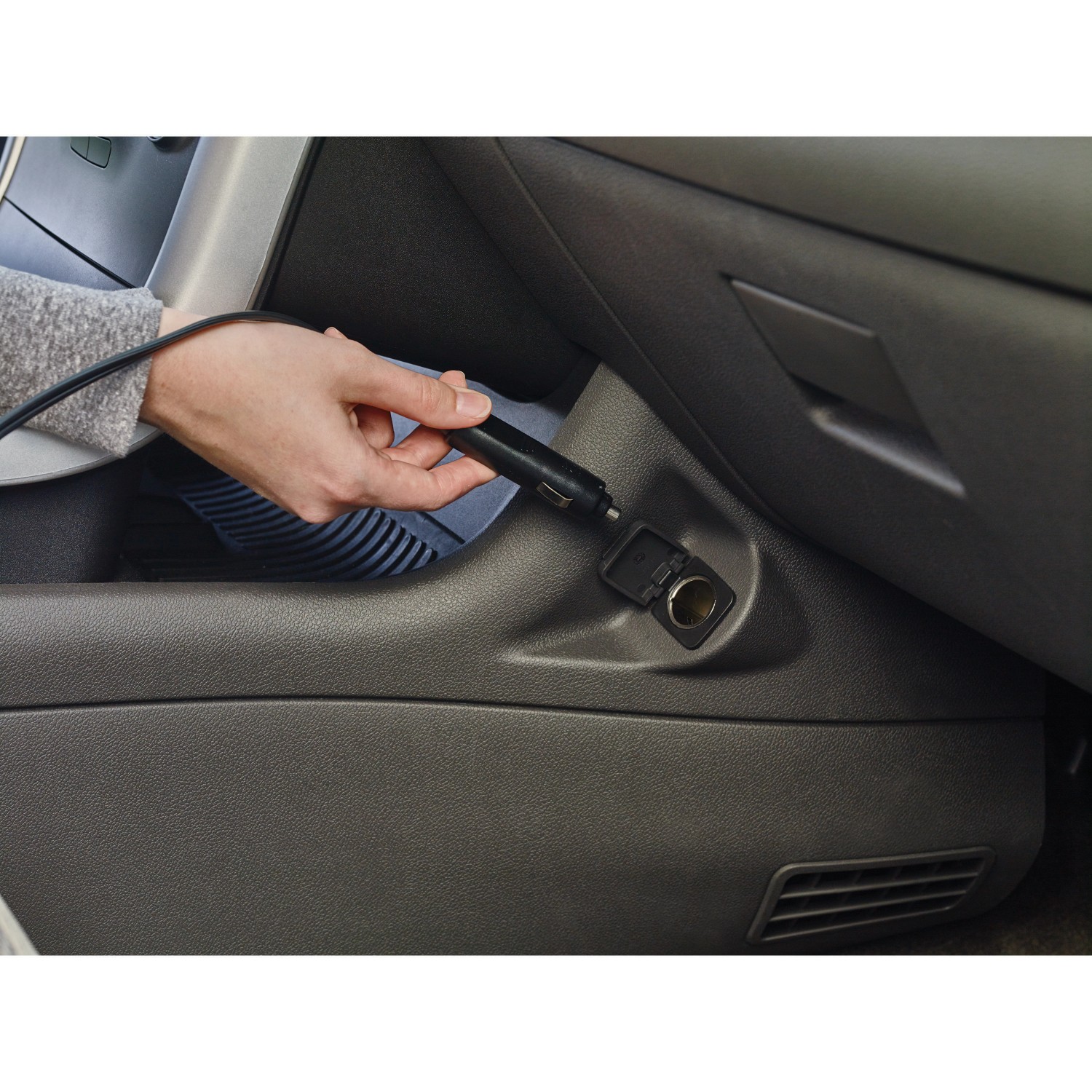 Black+Decker Luftpumpe ASI400 mit 12V Anschluss im Auto.