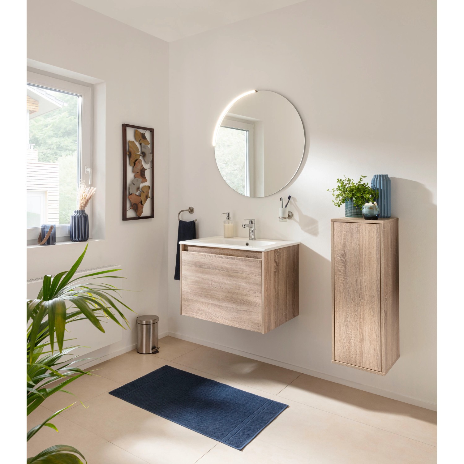 Badezimmer mit Fackelmann Spiegel Moon (80cm) mit LED-Beleuchtung über Waschtisch mit Holzoptik.