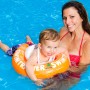 Kind mit Freds Swim Academy Schwimmreifen Classic Orange im Pool mit Mutter.