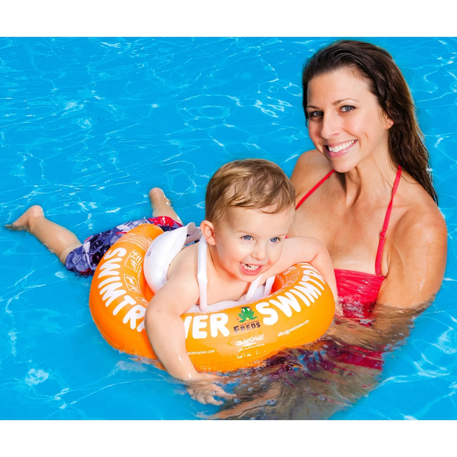 Kind mit Freds Swim Academy Schwimmreifen Classic Orange im Pool mit Mutter.