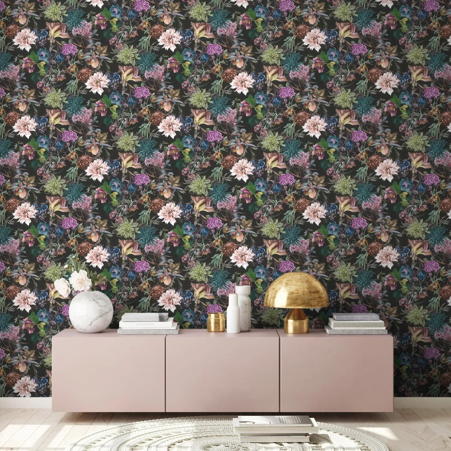 Vliestapete mit Blumenmuster in Schwarz und Grün, matte Oberfläche.