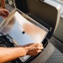 Edelstahl-Reflektorblech wird in den Enders eUrban Pro 2 Elektrogrill eingesetzt.