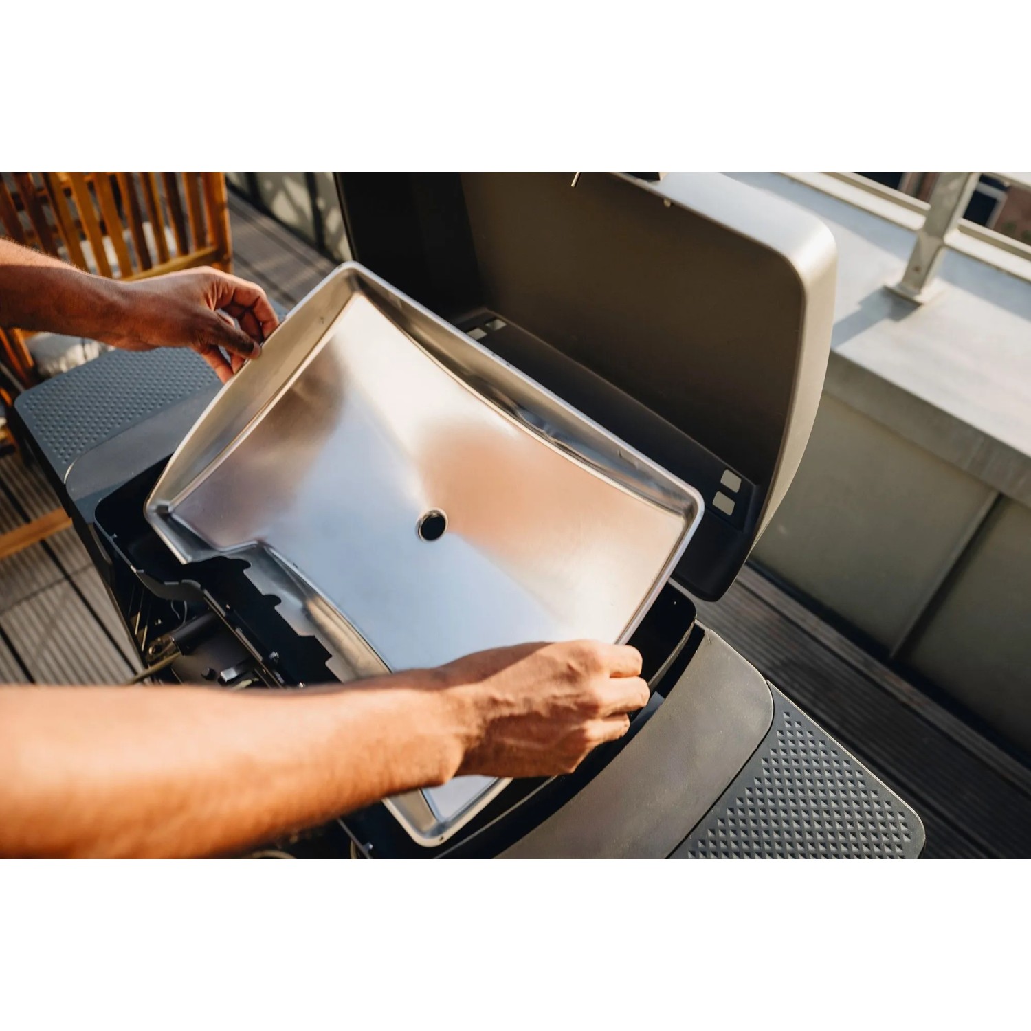 Edelstahl-Reflektorblech wird in den Enders eUrban Pro 2 Elektrogrill eingesetzt.