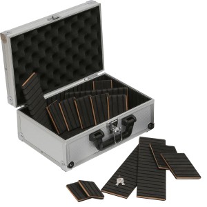 Offener, silberner Gorando Transportkoffer BASIC S mit Schaumstoffpolster und Trennwänden.