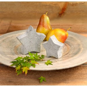 Glorex Gießform Sterne, 9 cm + 12 cm, aus Beton gegossen, auf einem Teller mit Birnen und Blättern.