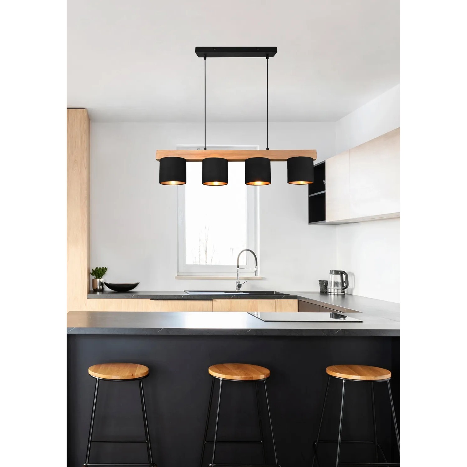 Moderne Reality Pendelleuchte Cameron, 4-flammig, mit Holz und schwarzen Stoffschirmen in Küche.