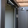 Detailaufnahme: Gasdruckfeder am Biohort Terrassenschrank Julia Gr. L Quarzgrau-Metallic.