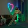 WiZ Flex Strip: Farbiger LED-Streifen in Herzform an der Wand, smarte Beleuchtung.