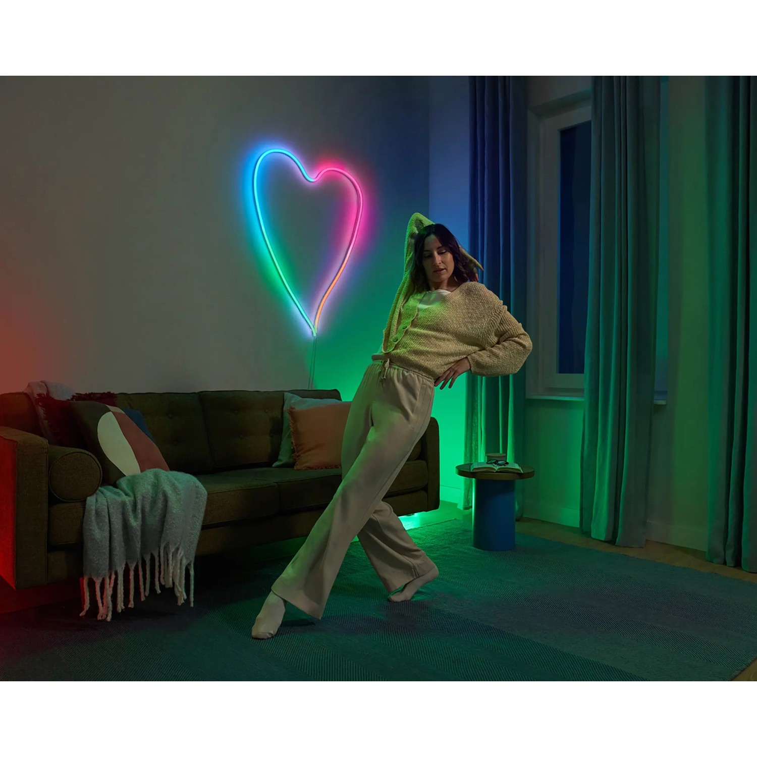 WiZ Flex Strip: Farbiger LED-Streifen in Herzform an der Wand, smarte Beleuchtung.