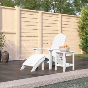 Weißer Furnicato Adirondack Gartenstuhl mit Hocker und Tisch auf Terrasse.