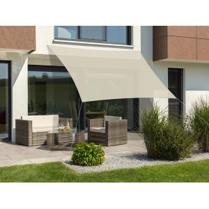 Quadratisches, naturfarbenes Schneider Sonnensegel Teneriffa (360x360 cm) über einer Sitzecke im Garten.