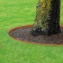 Bellissa Rasenkante aus Cortenstahl in Edelrost-Optik um einen Baum im Garten.