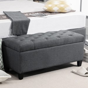 Dunkelgraue HOMCOM Sitzbank mit Stauraum, gepolstertem Polyesterbezug und Knopfheftung, im Schlafzimmer.
