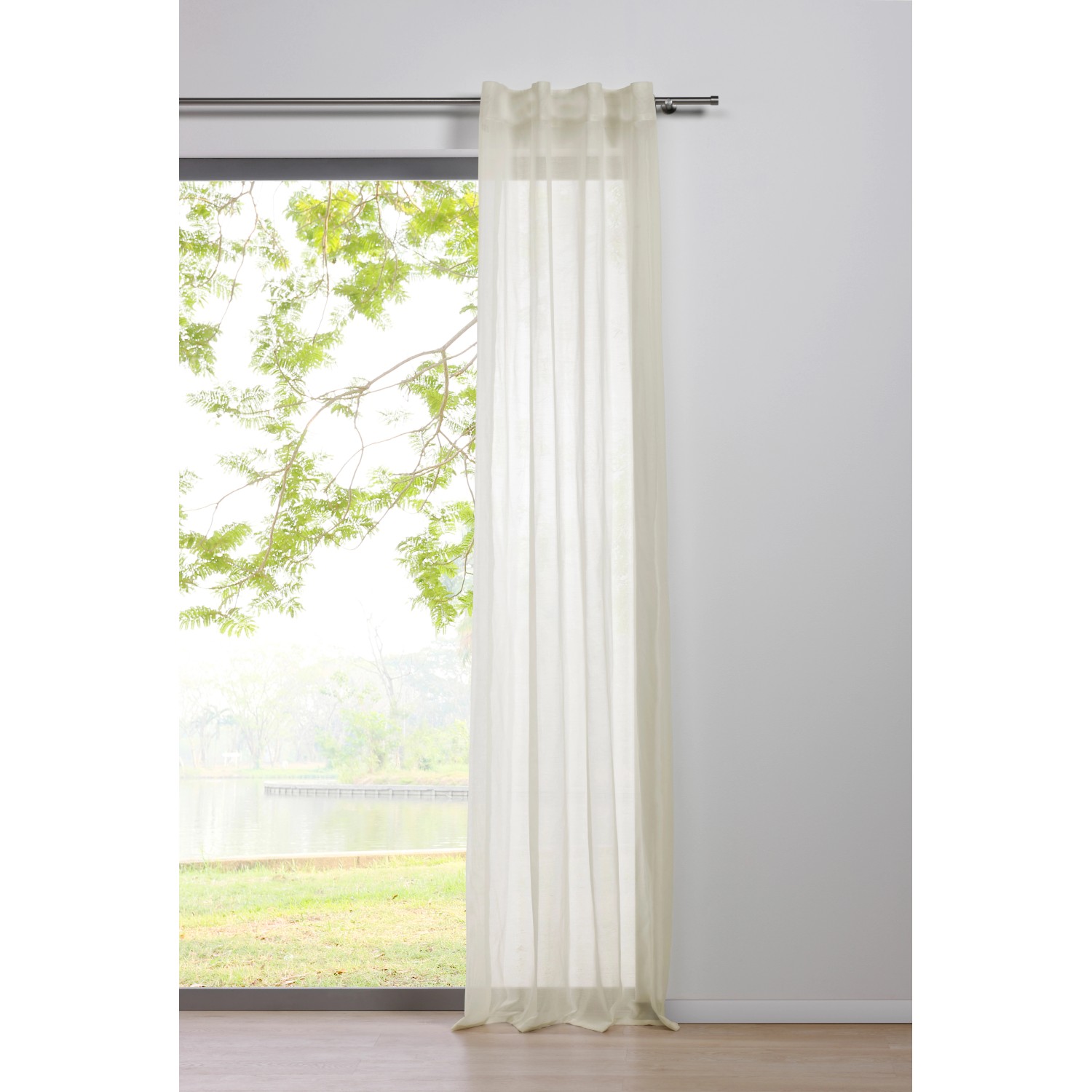 Mydeco Schlaufenschal Pure Ecru, 245x135 cm, halbtransparent, vor Fenster mit Gartenblick.