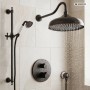 PaulGurkes Duschsystem Nostalgie Schwarz mit Regendusche, Handbrause und Thermostat an heller Fliesenwand.