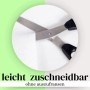 Zuschneiden der apfelgrünen Sensalux Vlies-Tischdecke mit einer Schere.