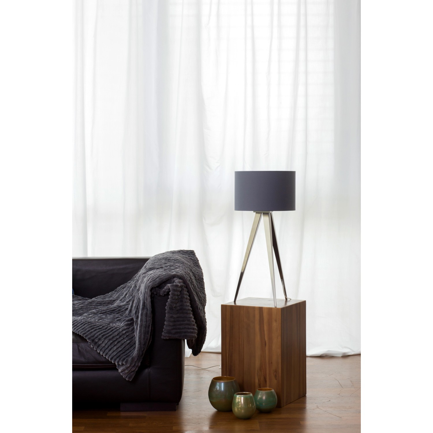 Graue Näve 3-Bein Tischleuchte Tripod (Höhe 61,5 cm) neben Sofa und Deko.