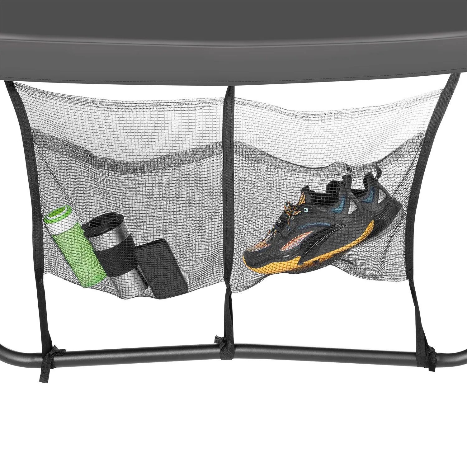 Zubehörnetz am Juskys Trampolin SkyBounce mit Flasche, Handy und Schuh.