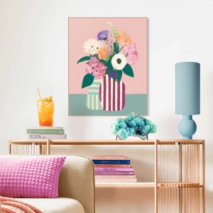 Gerahmtes Bild: Vase mit bunten Blumen und Streifenmuster, 50x40 cm. Dekorative Wandkunst für Wohnzimmer.
