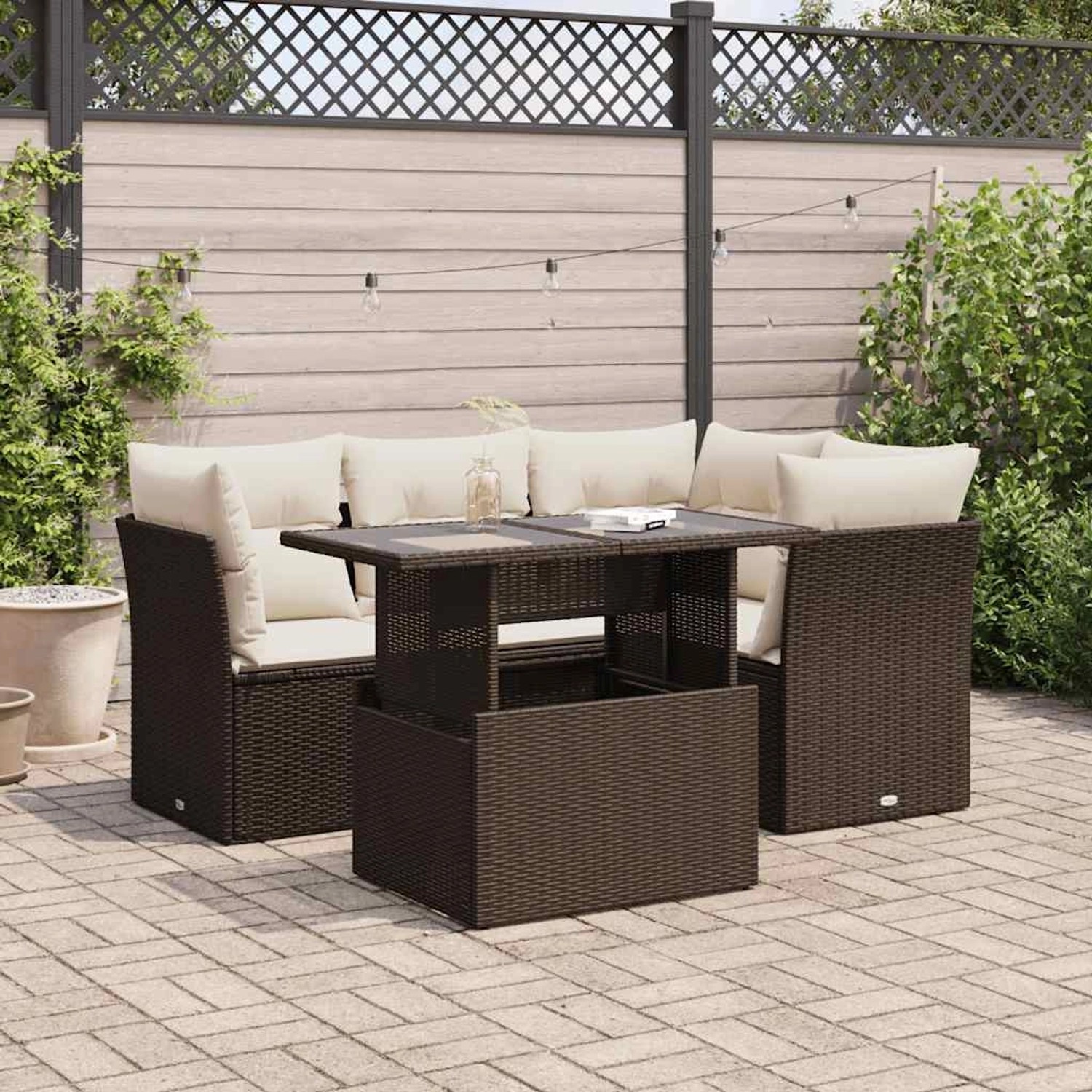 Braune 5-tlg. vidaXL Garten-Sofagarnitur aus Rattan mit Tisch und cremefarbenen Kissen.