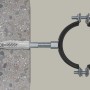 Fischer Universaldübel UX mit Stockschraube zur Befestigung einer Rohrschelle an einer Wand.
