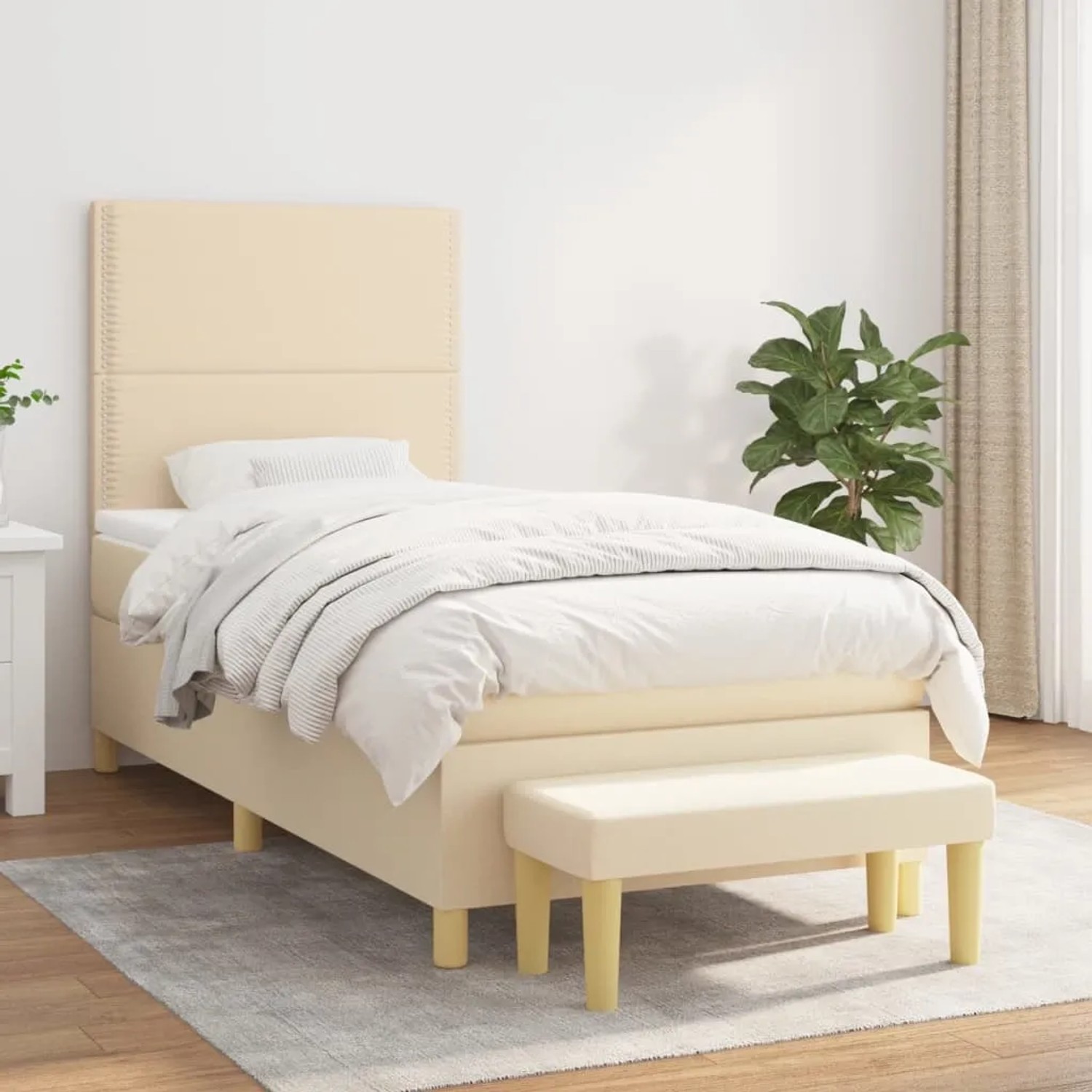 Cremefarbenes Boxspringbett (100x200 cm) mit Matratze und Bank. Stoffbezug.