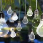 Globo LED-Solarlichterkette mit 10 silbergrauen Kunststoff-Glühbirnen für den Außenbereich.