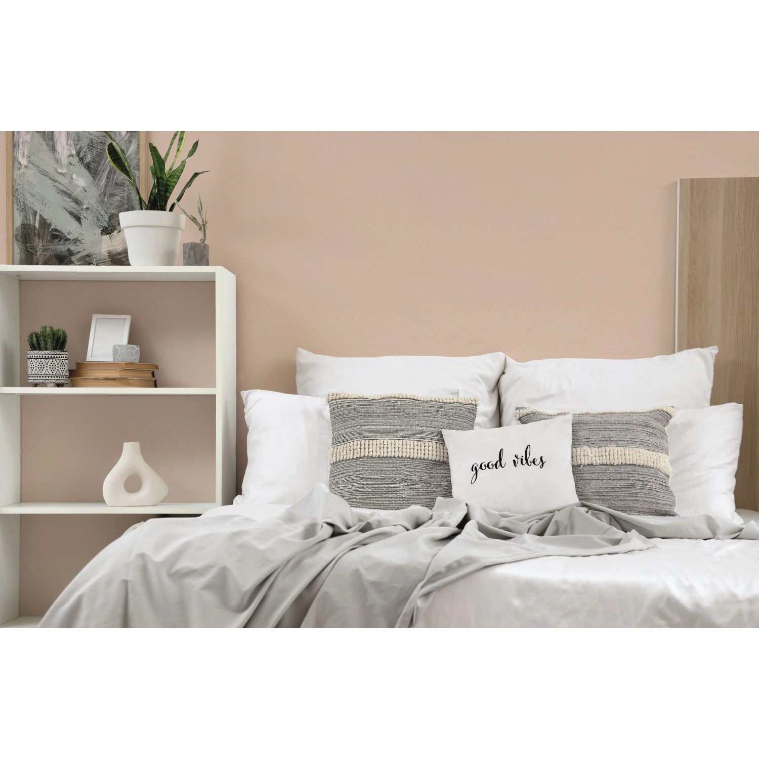 Beige Vliestapete von A.S. Création im Schlafzimmer mit Bett und Regal.