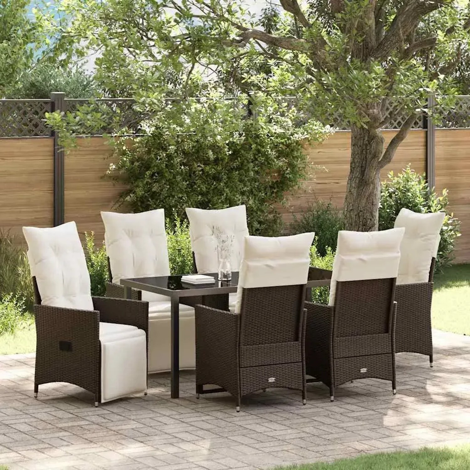 7-teilige Garten Essgruppe aus braunem Polyrattan mit Tisch und Stühlen mit Kissen.