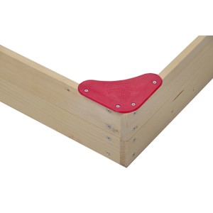 Detailansicht des Gaspo Sandkasten Flipper: Holzelemente mit roter Eckverbindung.