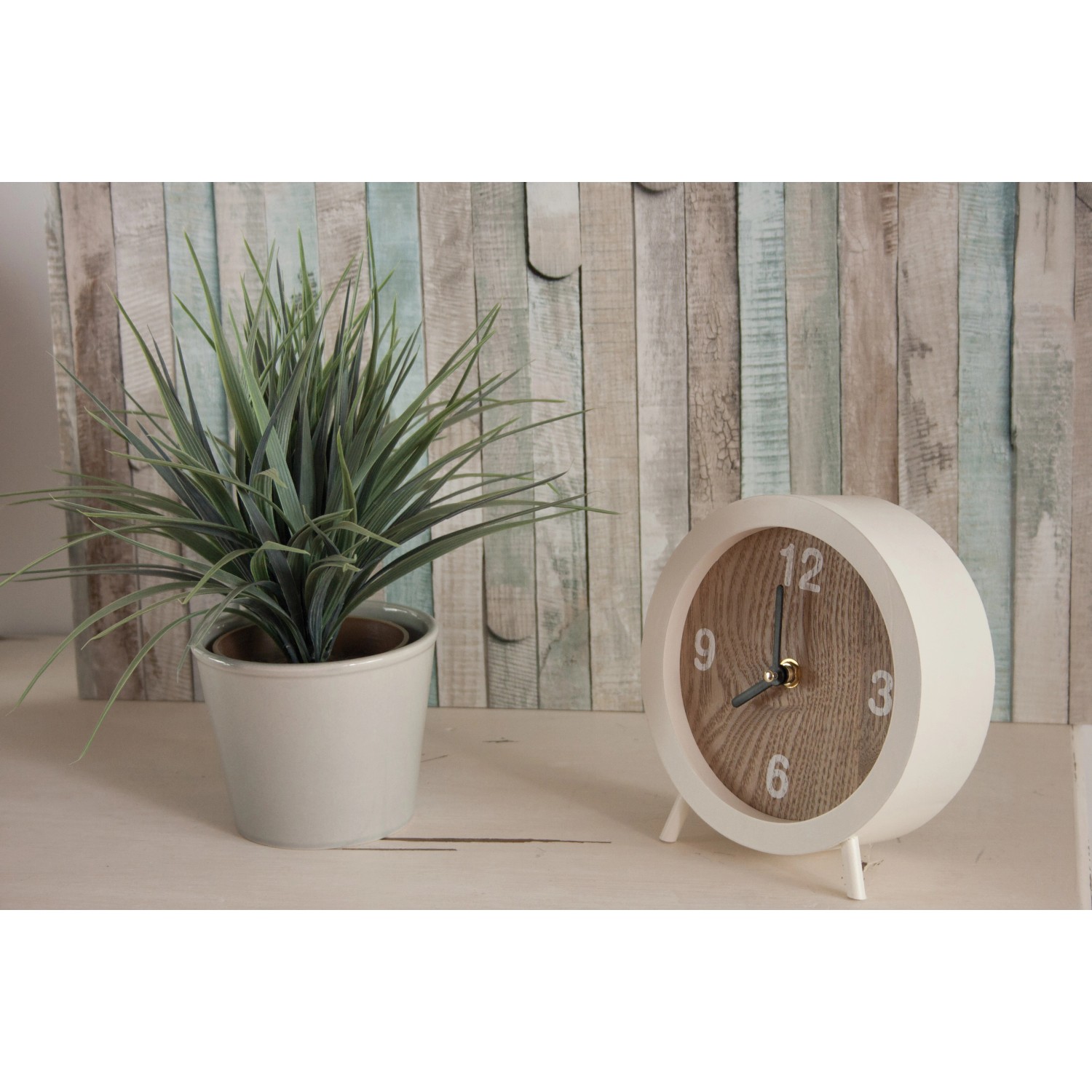 d-c-fix Klebefolie Rio Ocean, 67,5x200cm, mit Pflanze und Uhr auf Tisch.