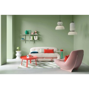 Modernes Wohnzimmer mit Wänden in matter Alpina Innenfarbe Pantone Swamp Grün. Zeigt den Farbton im Innenraum.