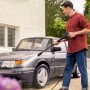Mann reinigt Auto mit Kärcher Hochdruckreiniger K 3 Premium Car & Home. Inkl. Zubehör für Auto und Terrasse.
