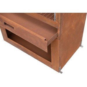 Detailaufnahme: Westmann Gartenkamin mit Grillrost und Ablage aus Cortenstahl.