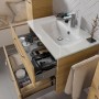 Pelipal Waschbeckenunterschrank Trentino, Riviera Eiche, 75 cm breit, mit offenen Schubladen und Badutensilien.