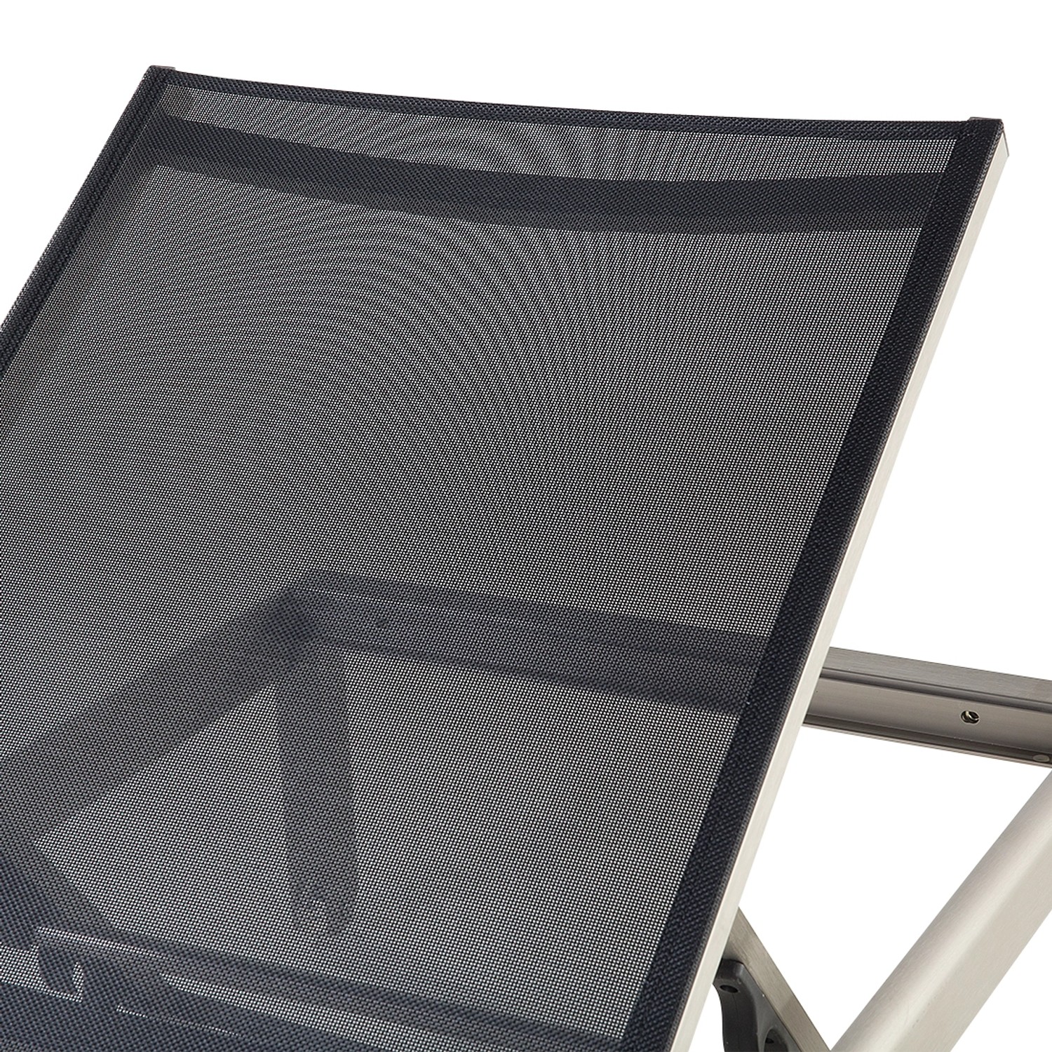 Detailaufnahme der schwarzen Beliani Gartenliege mit silbernem Gestell.