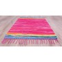 Pinker Bestlivings Flickenteppich Tonal 70x180 cm aus Baumwolle mit bunten Streifen und Fransen.