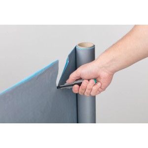 Hand schneidet Folie mit wolfcraft Profi-Sharp-Abbrechklingen (9 mm).