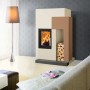 Haas+Sohn Ascim II Kaminofen in Weiß mit Holzscheiten und brennendem Feuer.