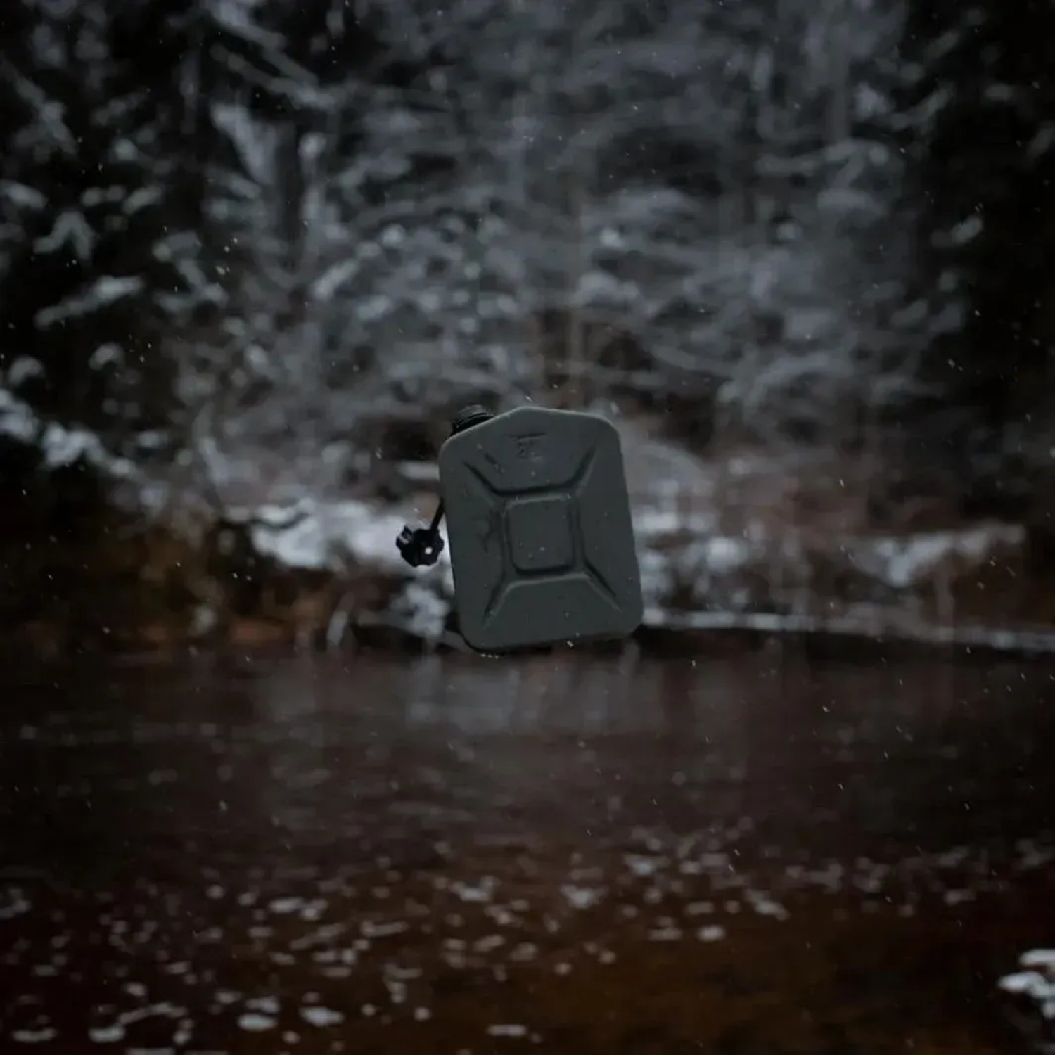 Olivgrüner 2L BW Proper Metall Kraftstoffkanister vor winterlicher Flusslandschaft.