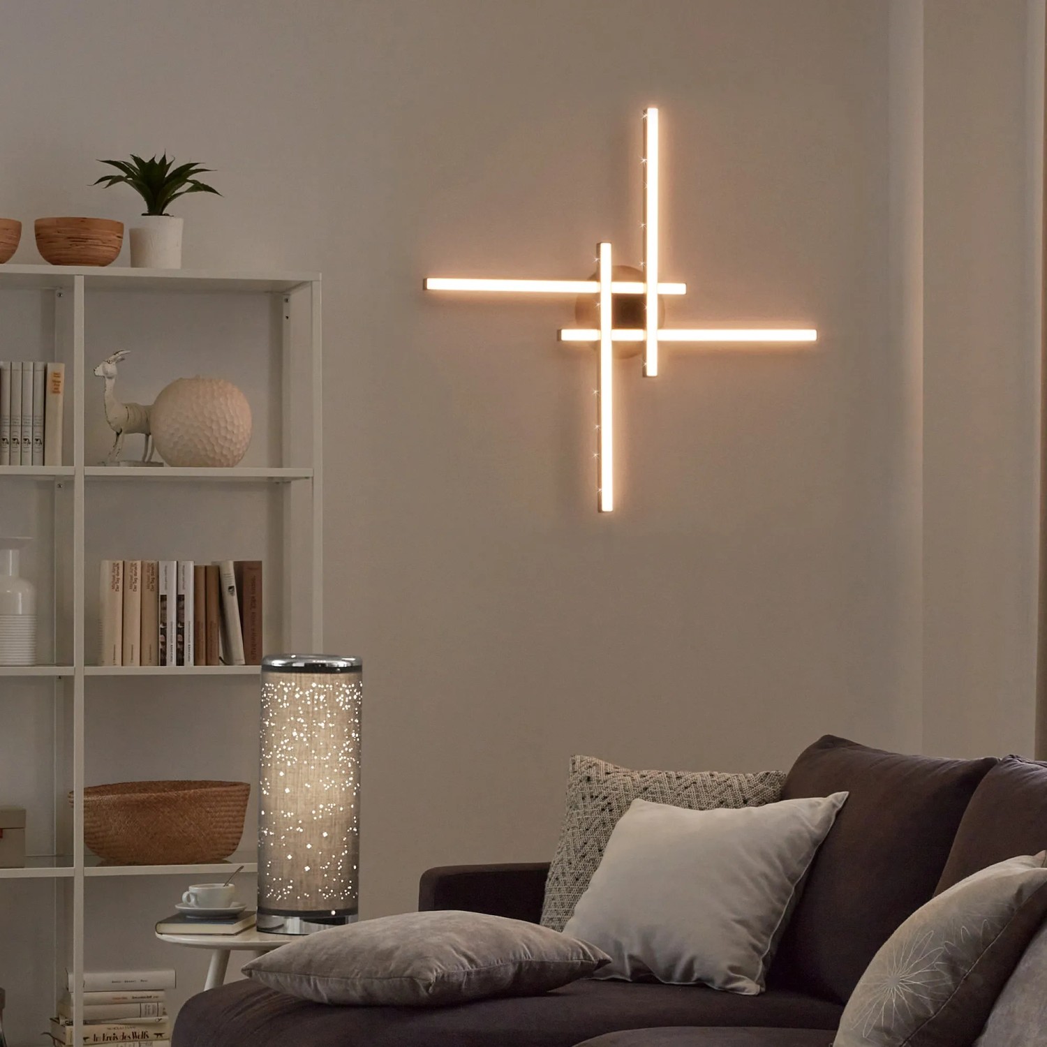 Moderne Brilo LED-Deckenleuchte Rey, 4-flammig, schwarz, mit warmweißem Licht im Wohnzimmer.