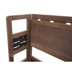Dunkelbraunes Holzregal mit dekorativem Polyrattan-Geflecht, seitliche Ansicht. Klappbares Regal aus Pappel und Paulownia.