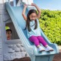 Kind rutscht auf der Rutsche des Step2 Spielhaus Adventures mit 2 Etagen herunter.