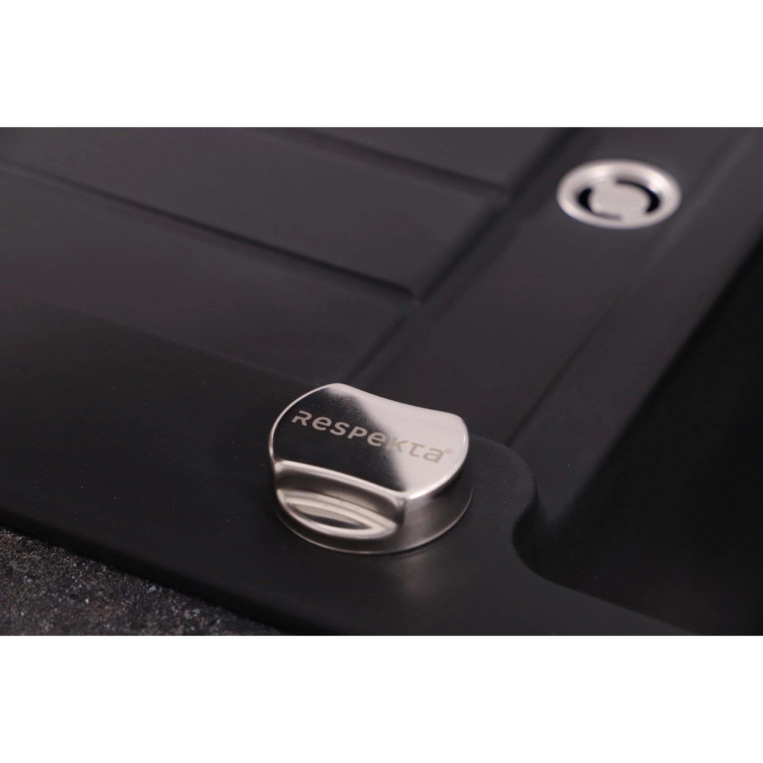 Detailaufnahme: Schwarze Respekta Granitspüle Atlanta mit Drehexcenter.