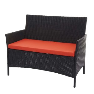 Schwarze Poly-Rattan Gartenbank Hamar mit terracottafarbenem Kissen.